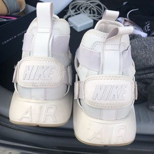 White/Off White Nike Sneakers!